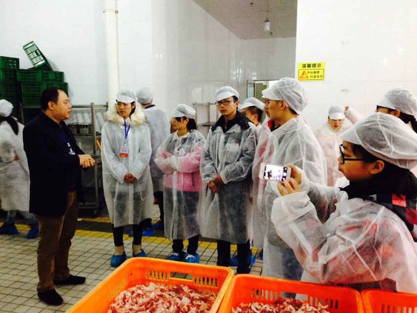 与食堂工作人员交流