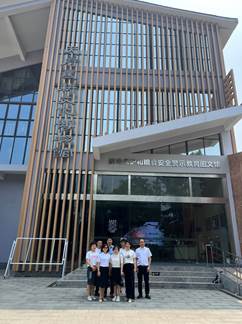 图片包含 建筑, 户外, 长凳, 前描述已自动生成