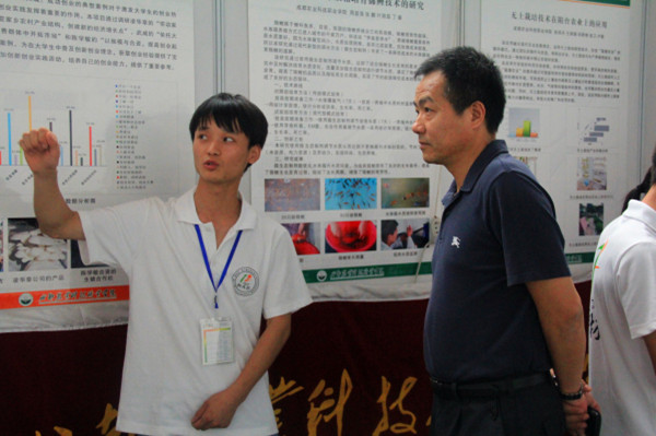 4参赛学生向学院副院长龙旭介绍作品_副本.jpg
